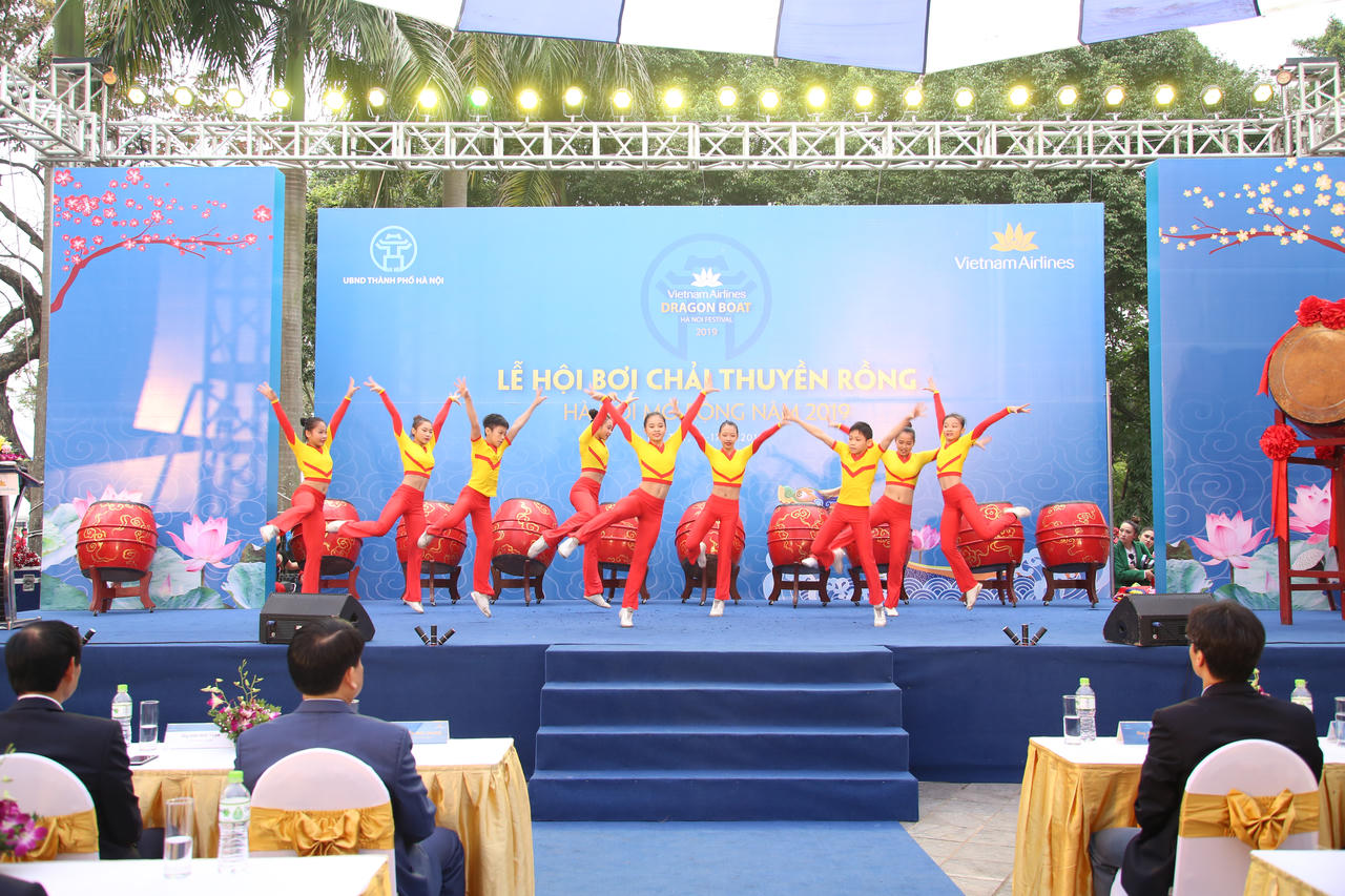 Sôi động lễ hội bơi chải thuyền rồng trên hồ Tây